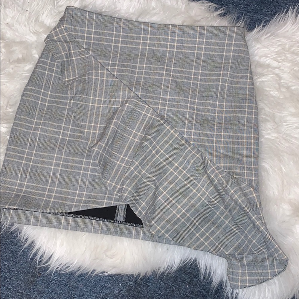 Woman’s plaid H&M skirt never worn great item